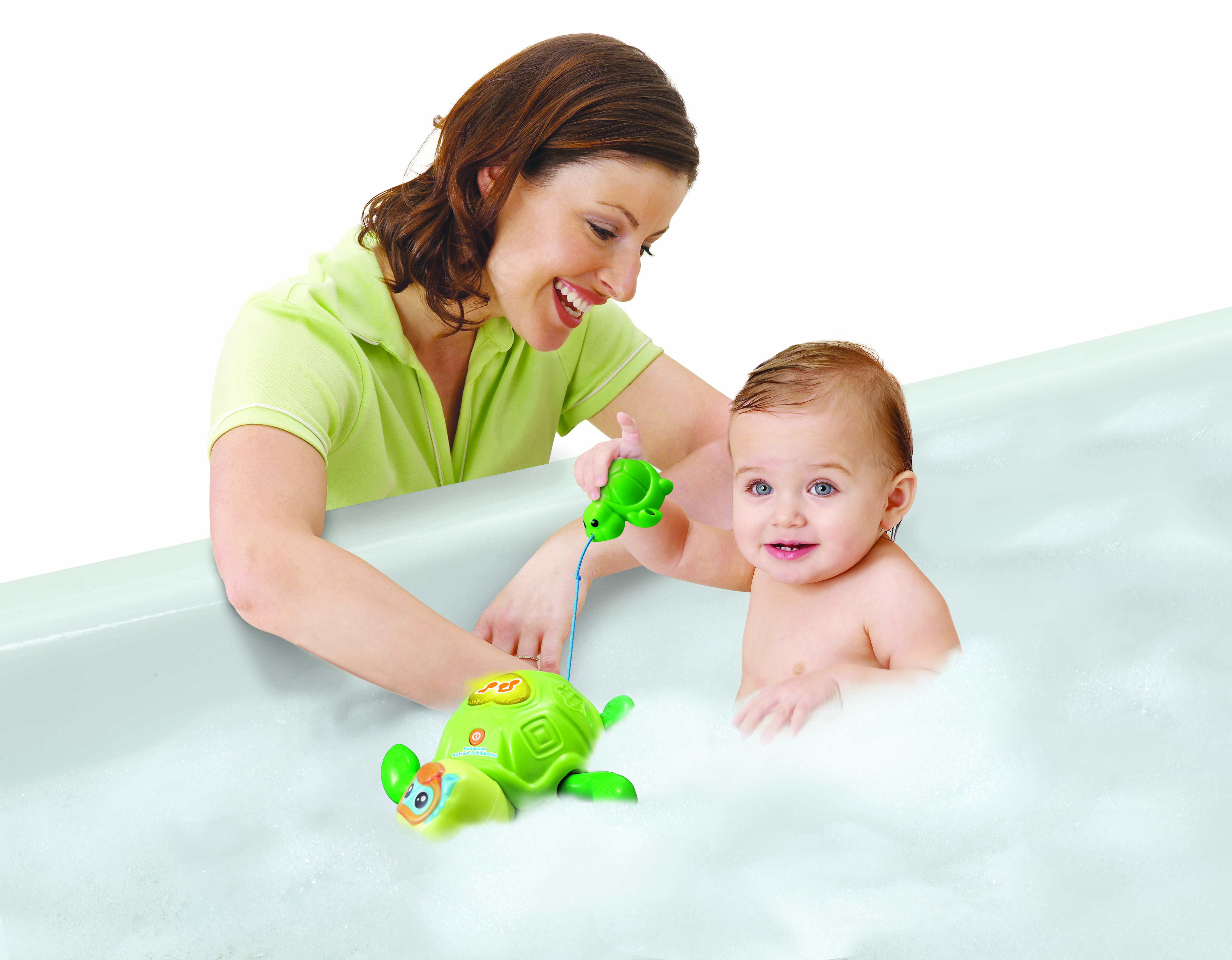 Eine Mutter und ein Baby in einer Badewanne, die mit einem Schildkrötenspielzeug spielen.