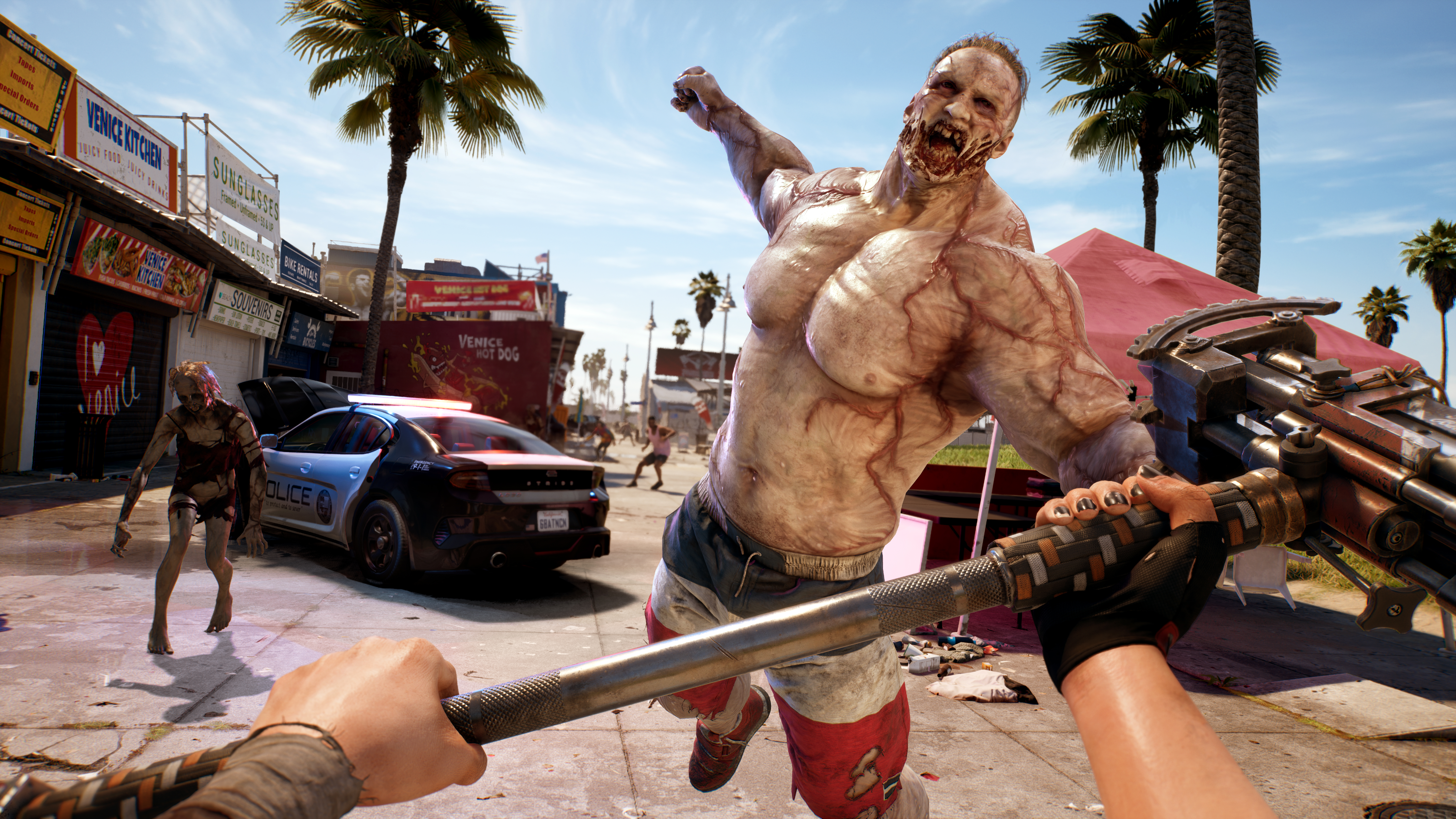 Vue à la première personne d'une attaque de zombies à Venice, CA. Un zombie musclé se jette sur le spectateur, une arme à la main.