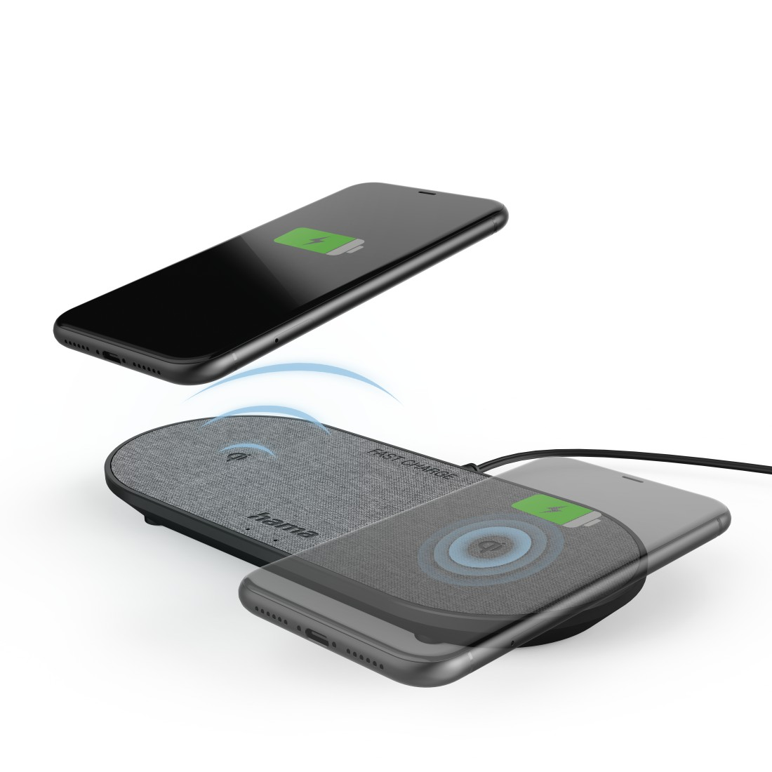 Zwei Smartphones laden drahtlos auf einem Ladepad. Das Pad hat eine Stoffoberfläche.