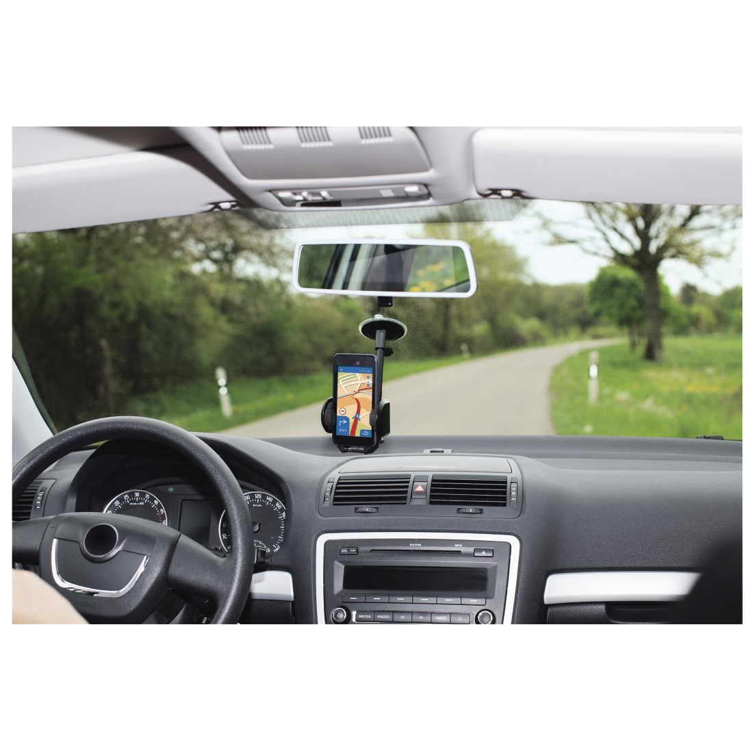 Ein Autointerieur mit einem am Armaturenbrett befestigten Telefon, das eine Navigations-App zeigt.
