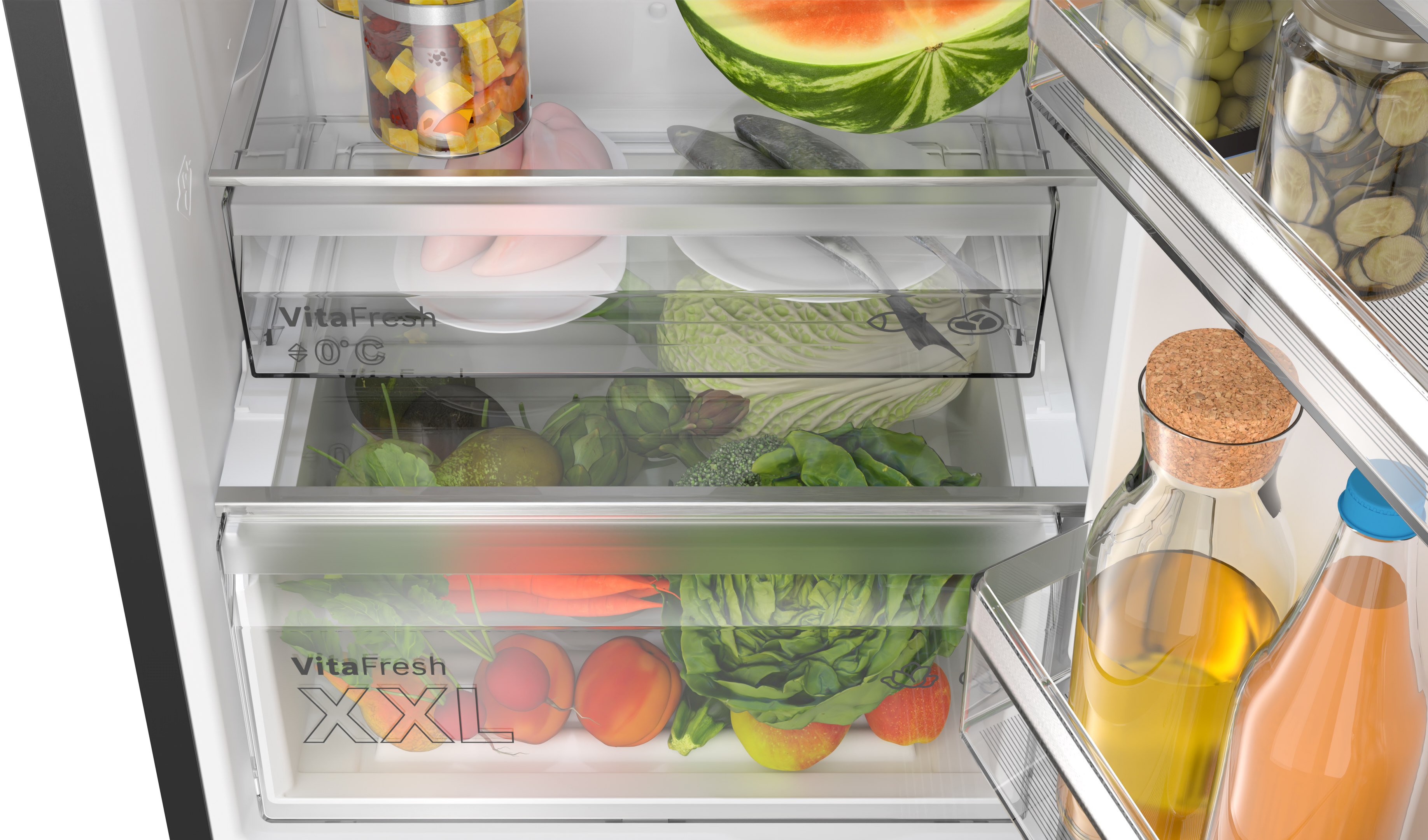 Kühlschrankinnenraum: Gemüse, Obst und Gläser.