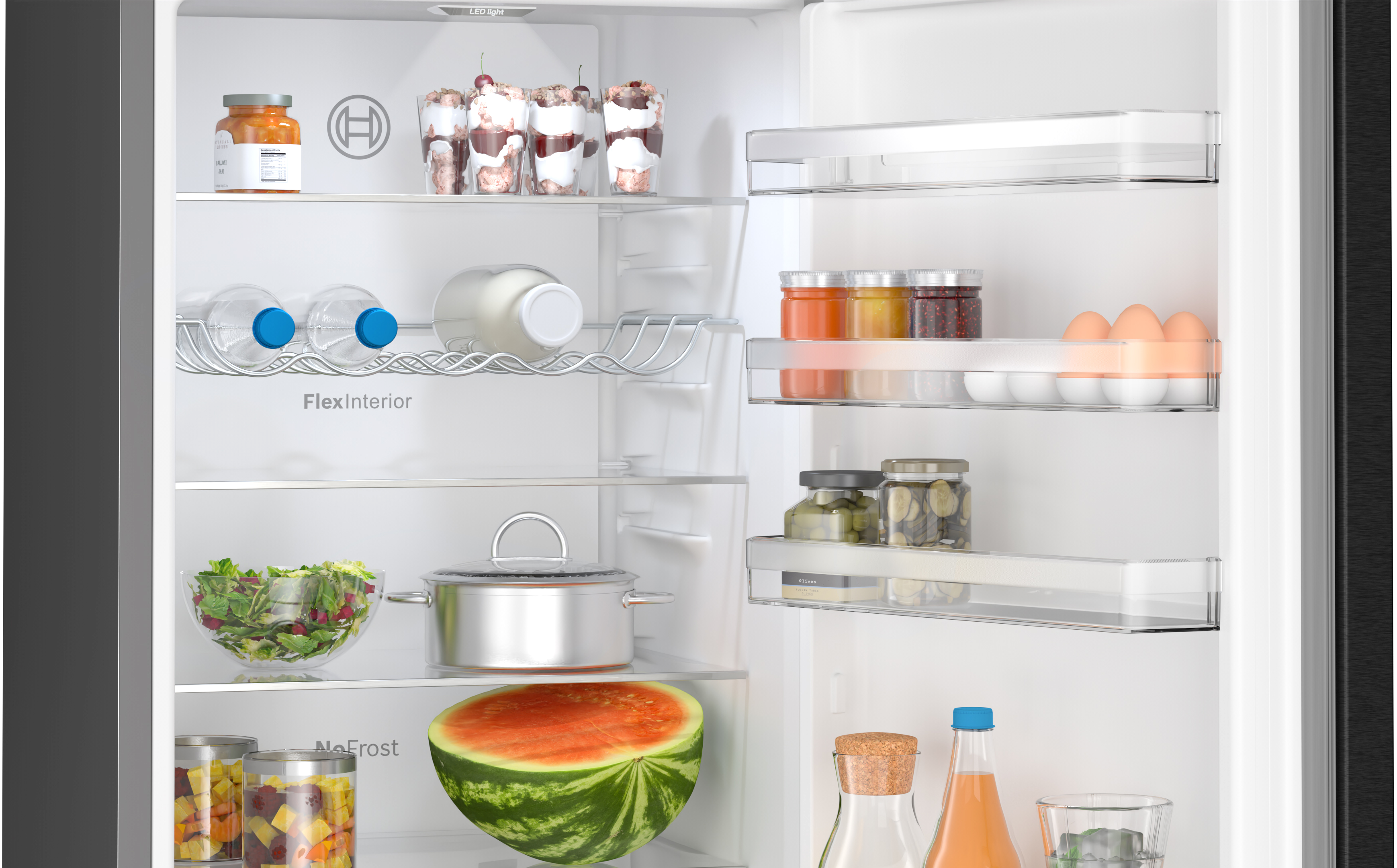 Offener Kühlschrank mit Lebensmitteln. Gemüse, Wasserflaschen und Gläser sind sichtbar.