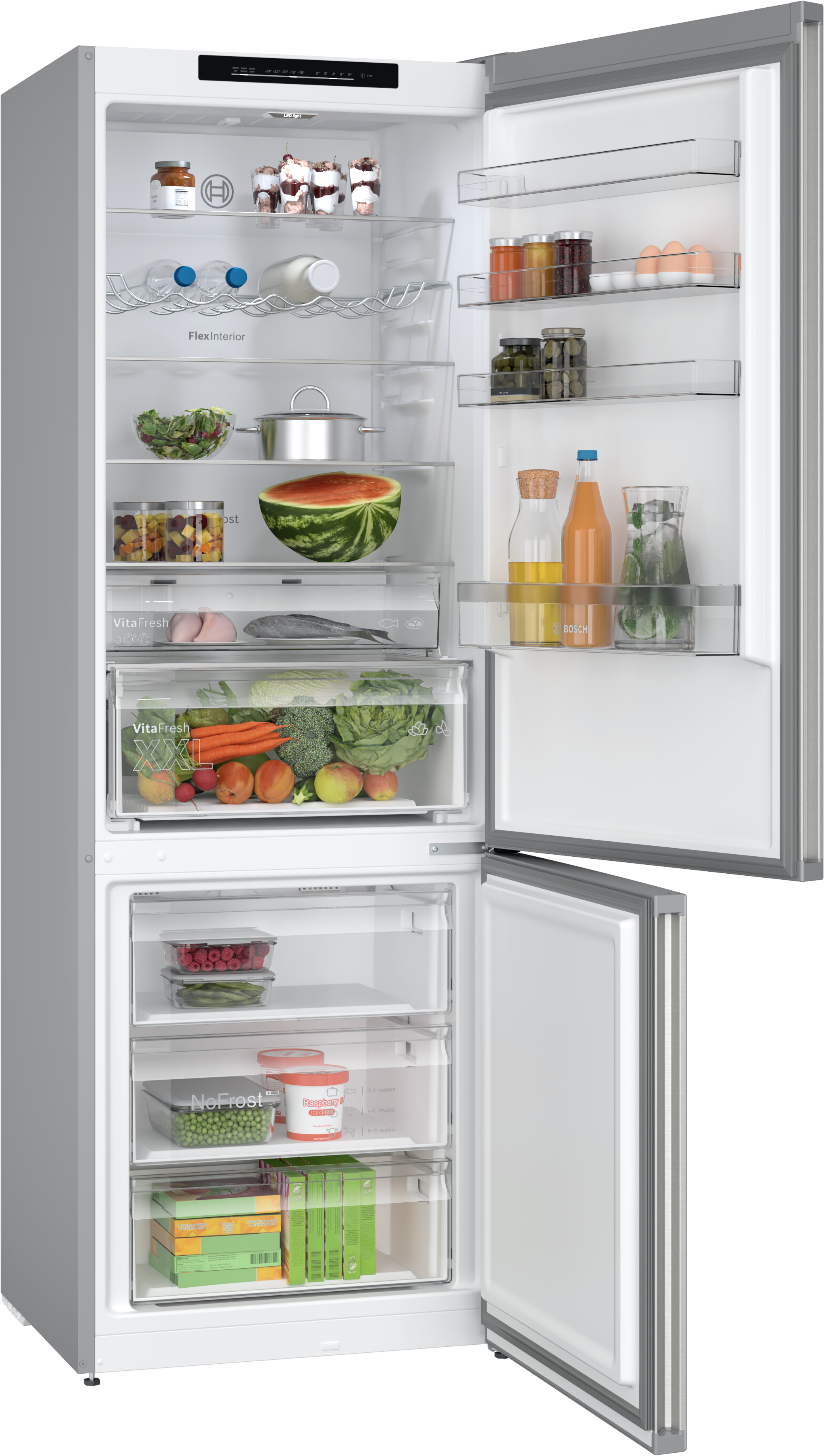 Offener Kühlschrank mit Lebensmitteln: Wassermelone, Gemüse, Gläser, Eier und Flaschen. Unten Gefrorenes.