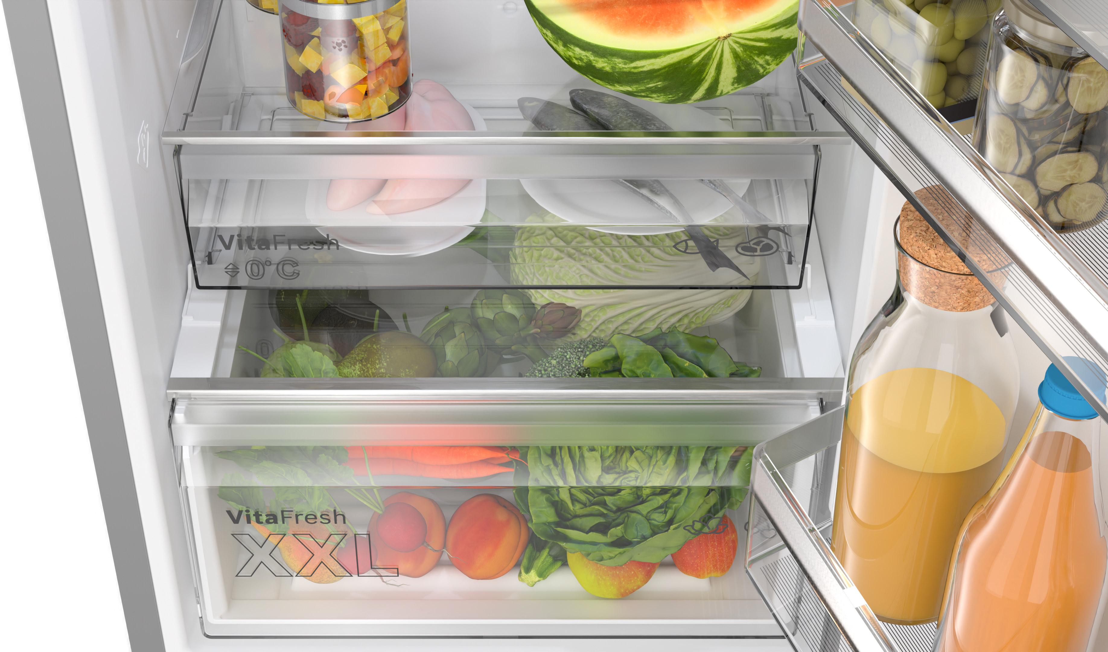 Geöffneter Kühlschrank mit frischem Gemüse und Obst in Schubladen, neben Saftflaschen.