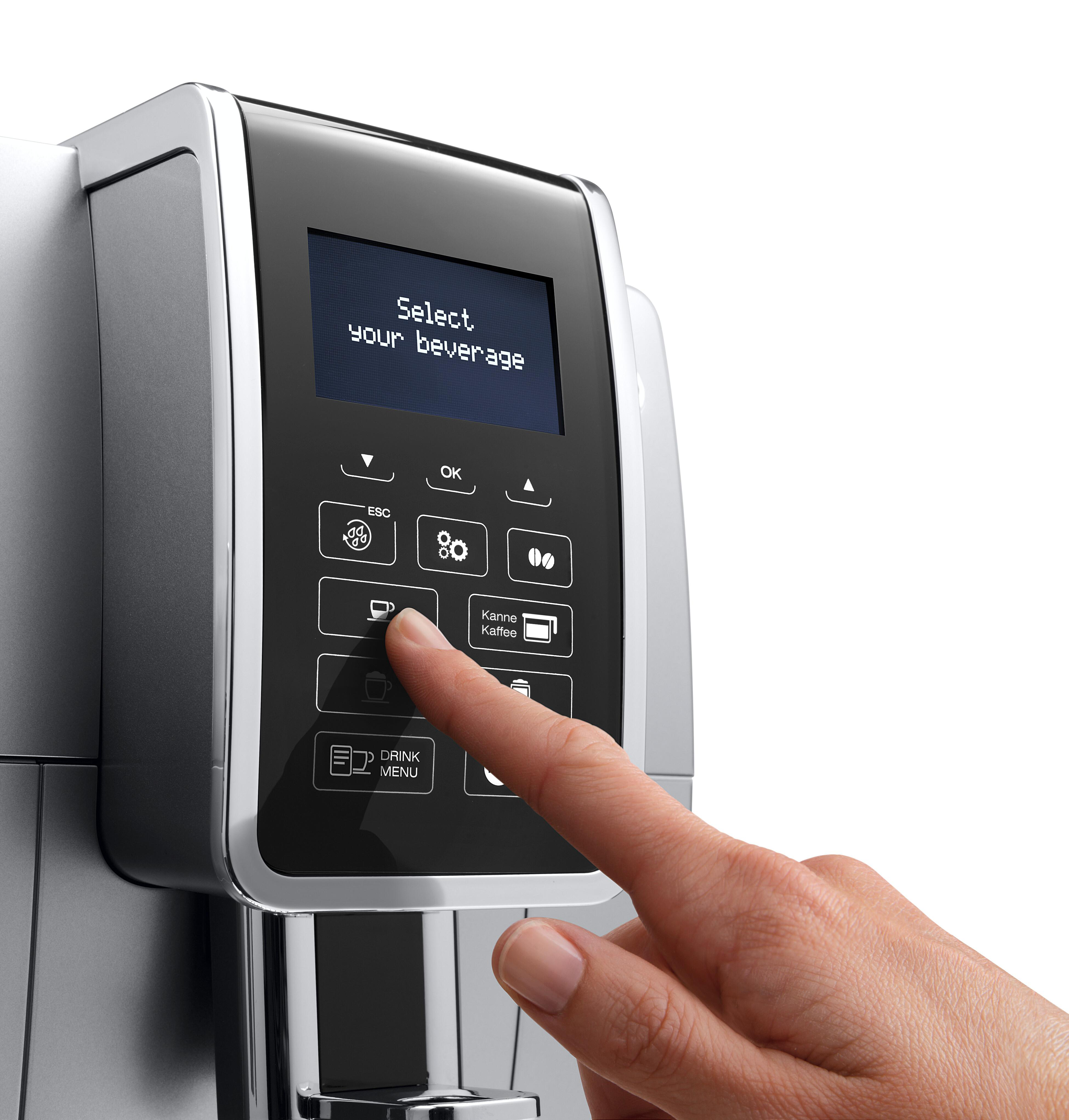 Ein Finger drückt eine Taste auf einer Kaffeemaschine, der Bildschirm zeigt Text an.