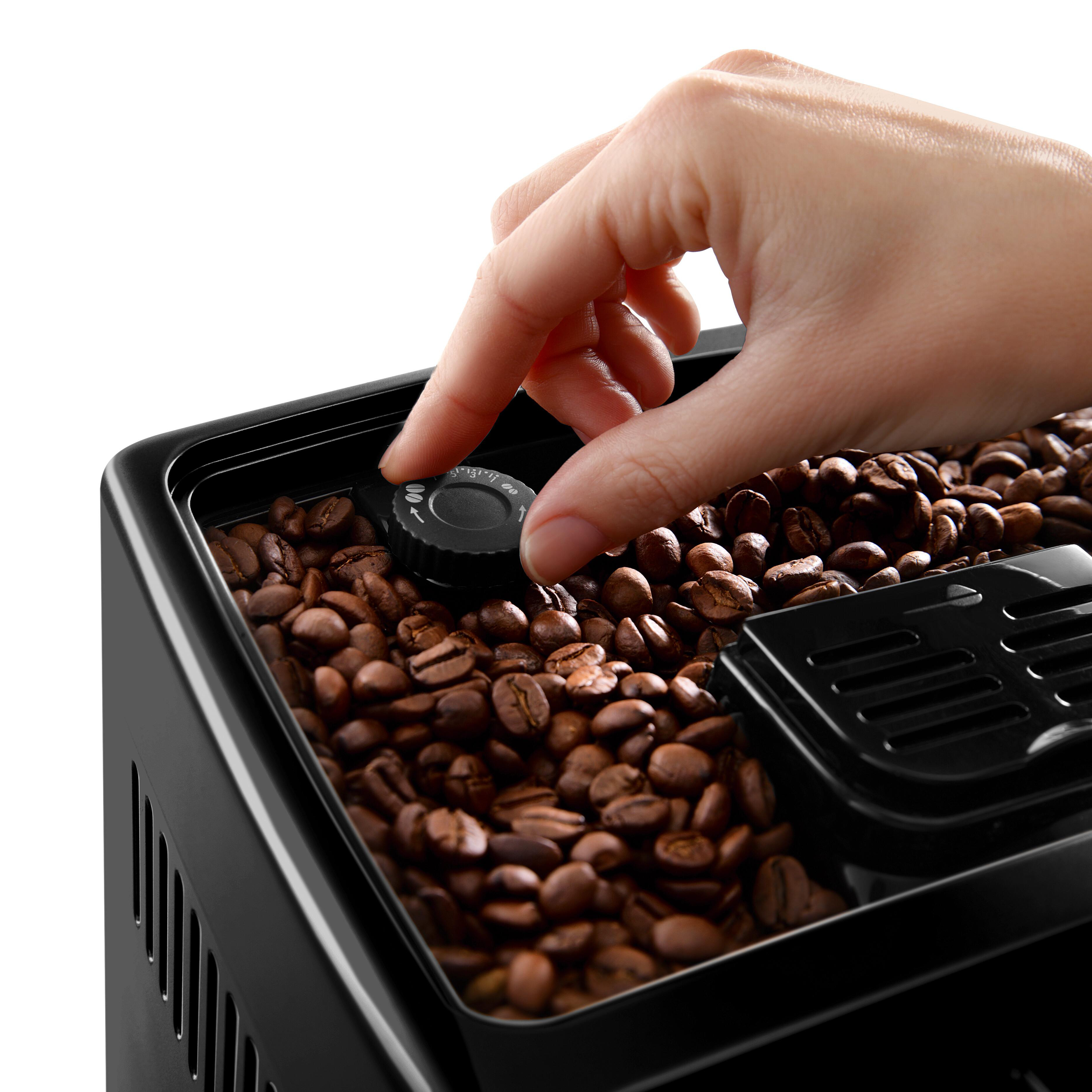 Eine Hand stellt ein Zifferblatt am Bohnenbehälter einer Kaffeemaschine ein, gefüllt mit Kaffeebohnen.