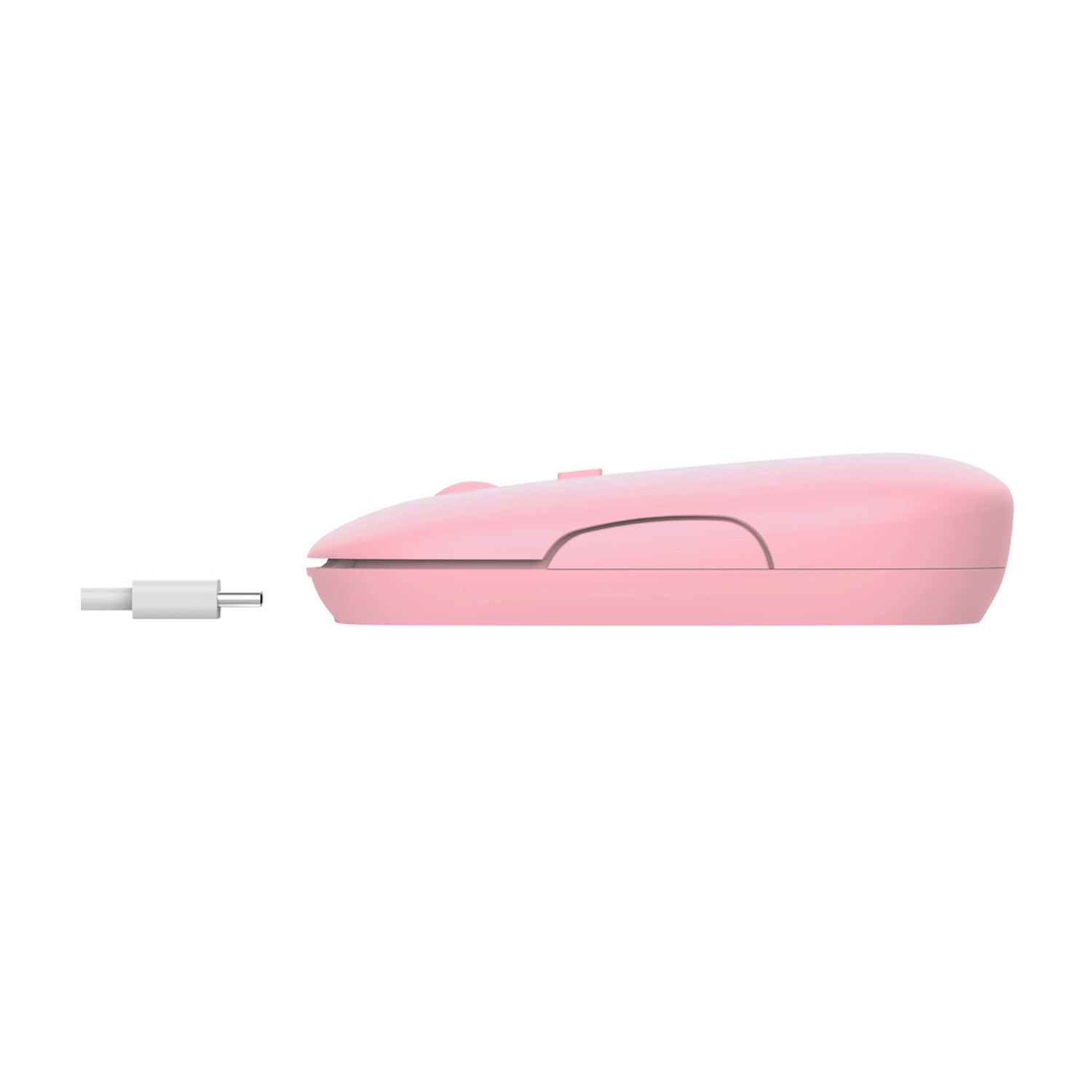 Un mouse wireless rosa con un cavo di ricarica accanto su sfondo bianco.