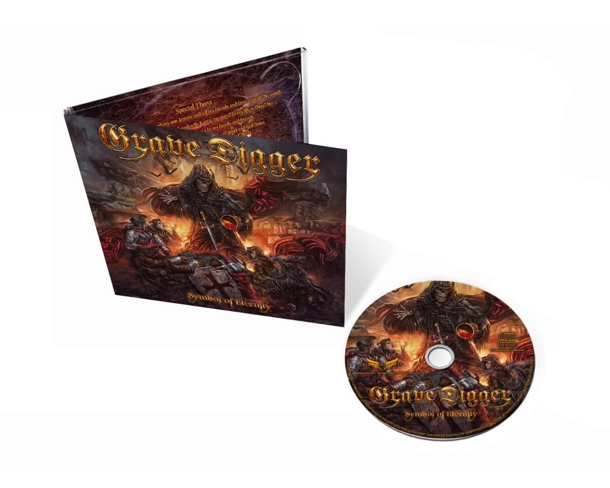 Eine CD und ihre Hülle auf einer weißen Oberfläche. Das Cover zeigt einen Krieger mit einem Schwert.