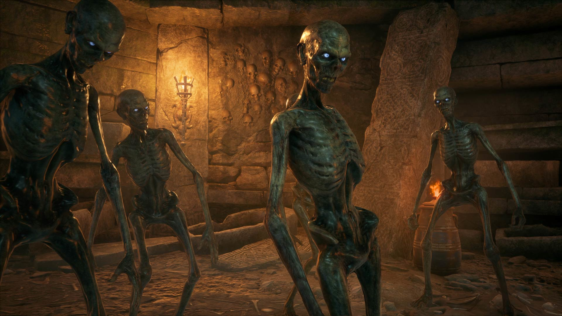 Quatre figures squelettiques aux yeux bleus se tiennent dans une chambre en pierre antique faiblement éclairée.