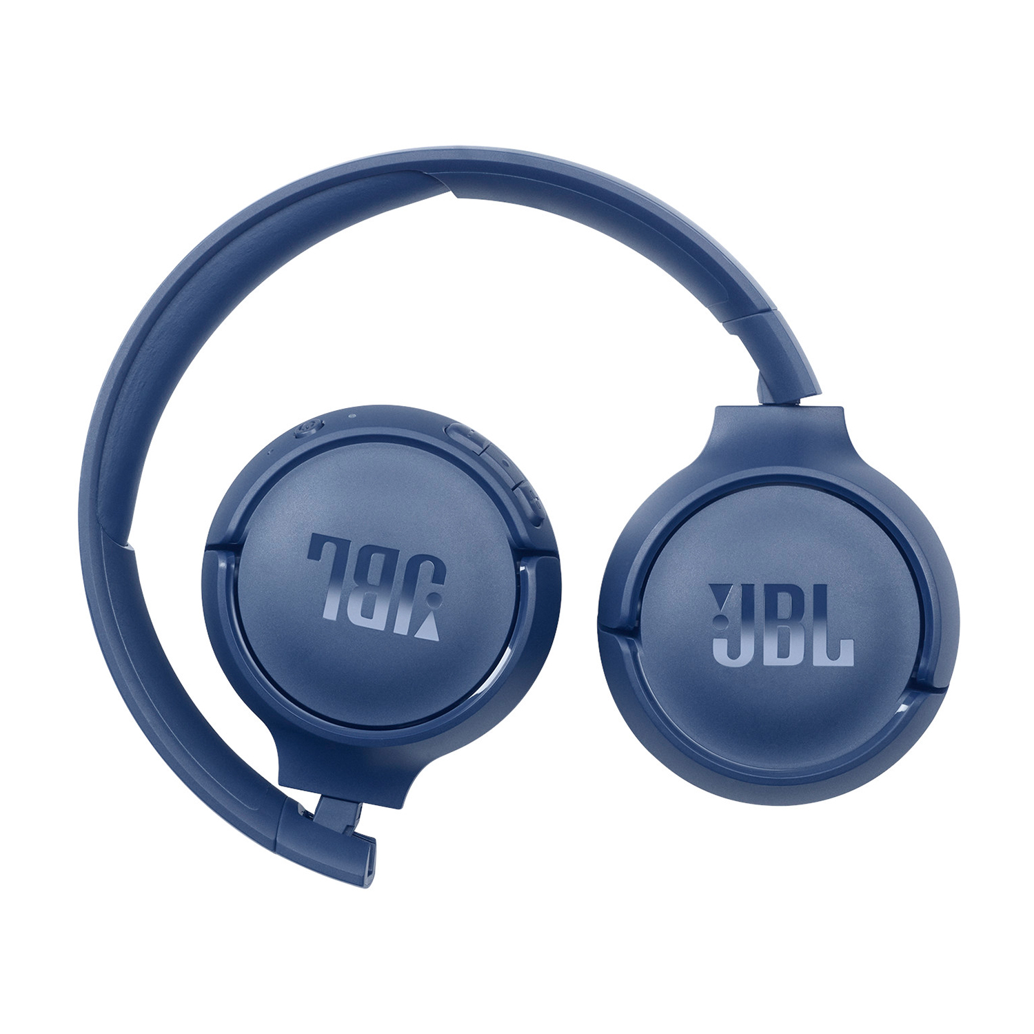 Cuffie JBL blu, piegate, isolate su bianco, che mostrano i padiglioni auricolari con il logo JBL.