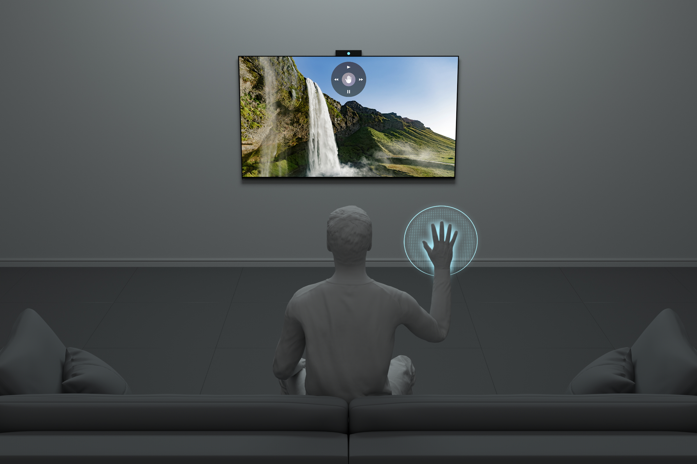 Eine Person sitzt auf einem Sofa und schaut auf einen Fernsehbildschirm. Der Fernseher zeigt einen Wasserfall.