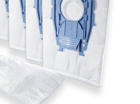 Mehrere weiße Staubsaugerbeutel mit blauen Kunststoffverschlüssen.