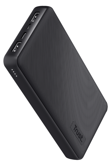 Egy fekete power bank texturált felülettel, USB portokkal és Trust logóval.