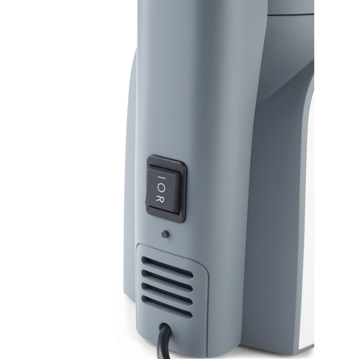 Primer plano de un dispositivo gris con interruptor de encendido negro y rejillas de ventilación.