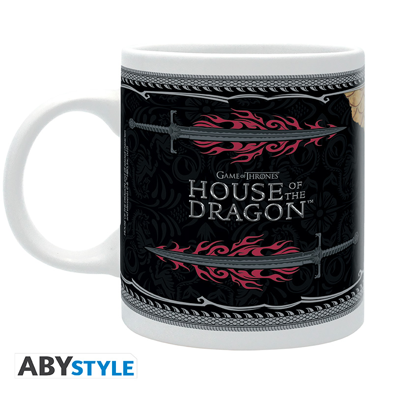 Weißer Becher mit 'Game of Thrones: House of the Dragon'-Design mit zwei roten Schwertern auf schwarzem Hintergrund.