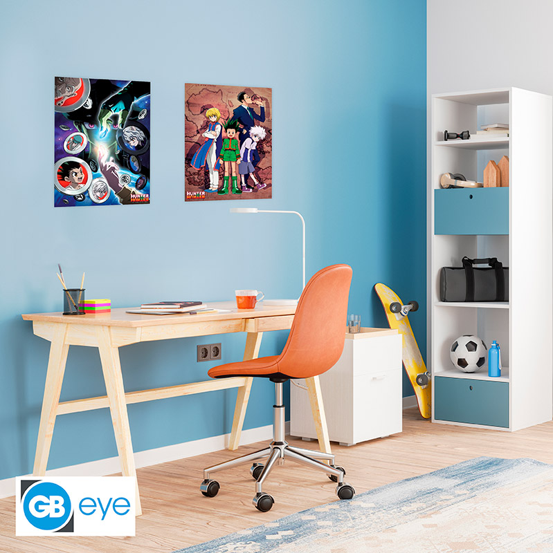 Zimmer mit Schreibtisch, Stuhl, Kunstwerke an der Wand, Bücherregal.