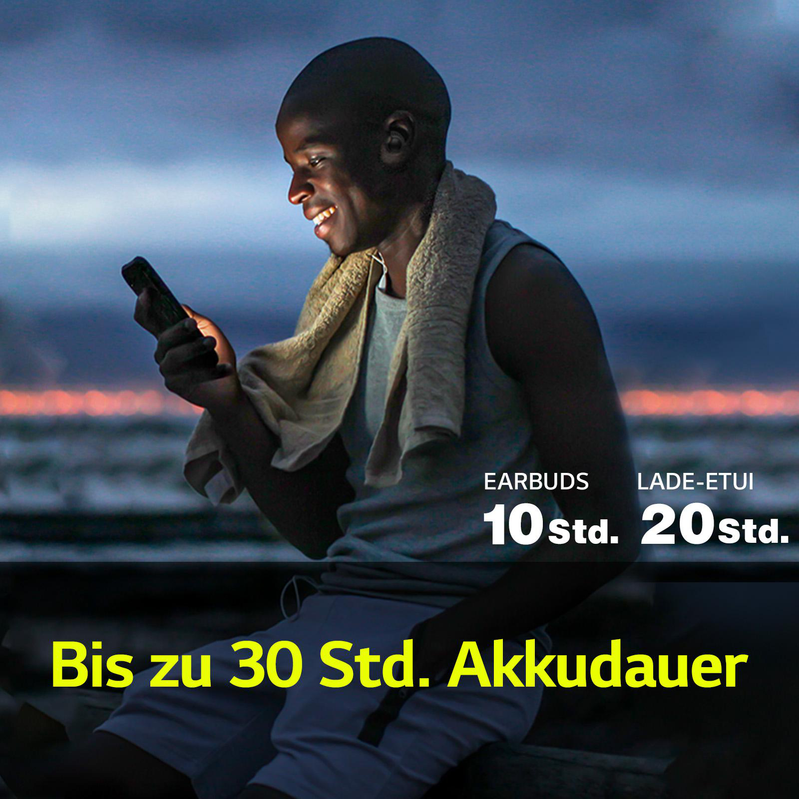 Ein Mann lächelt, während er auf sein Telefon schaut; Kopfhörer und Text werden angezeigt.