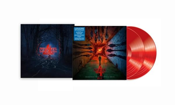 Disques vinyles Stranger Things. Une pochette montre une forêt sombre, l'autre un portail rouge.