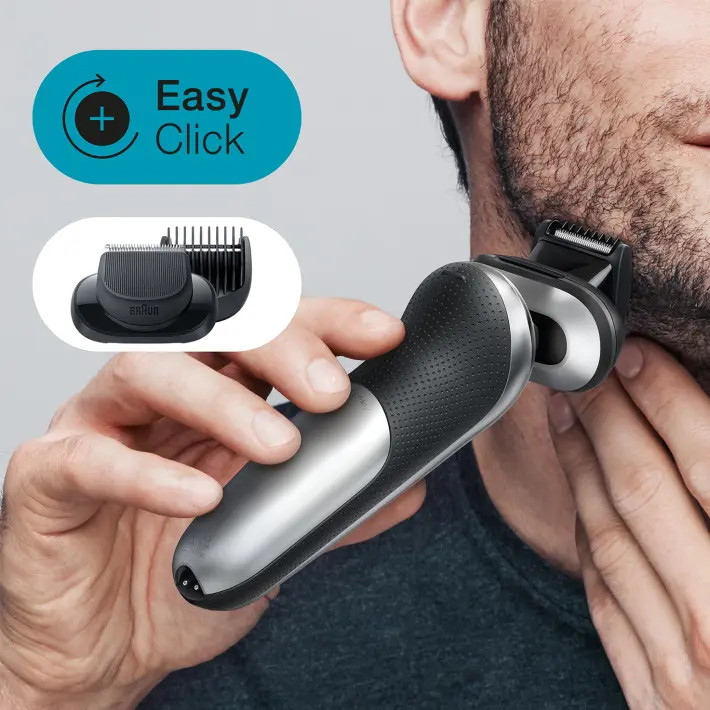 Een man scheert zijn gezicht met een Braun elektrisch scheerapparaat.