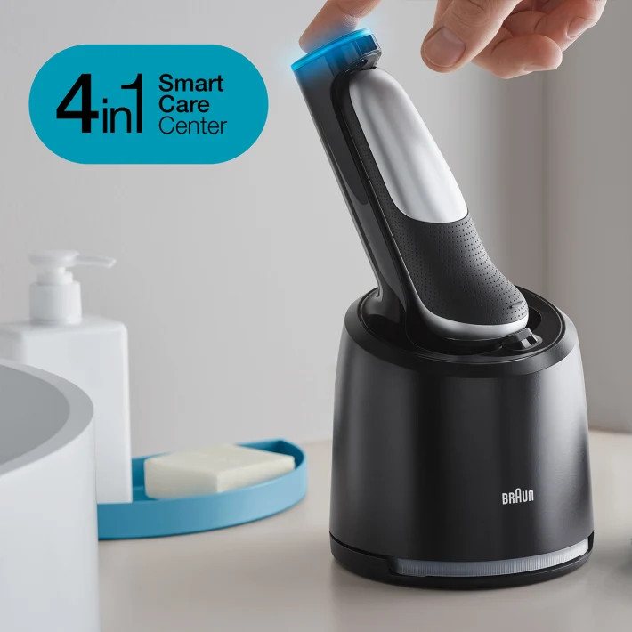 Een zwarte Braun-scheerapparaat met een 4-in-1 Smart Care Center, in het oplaadstation.