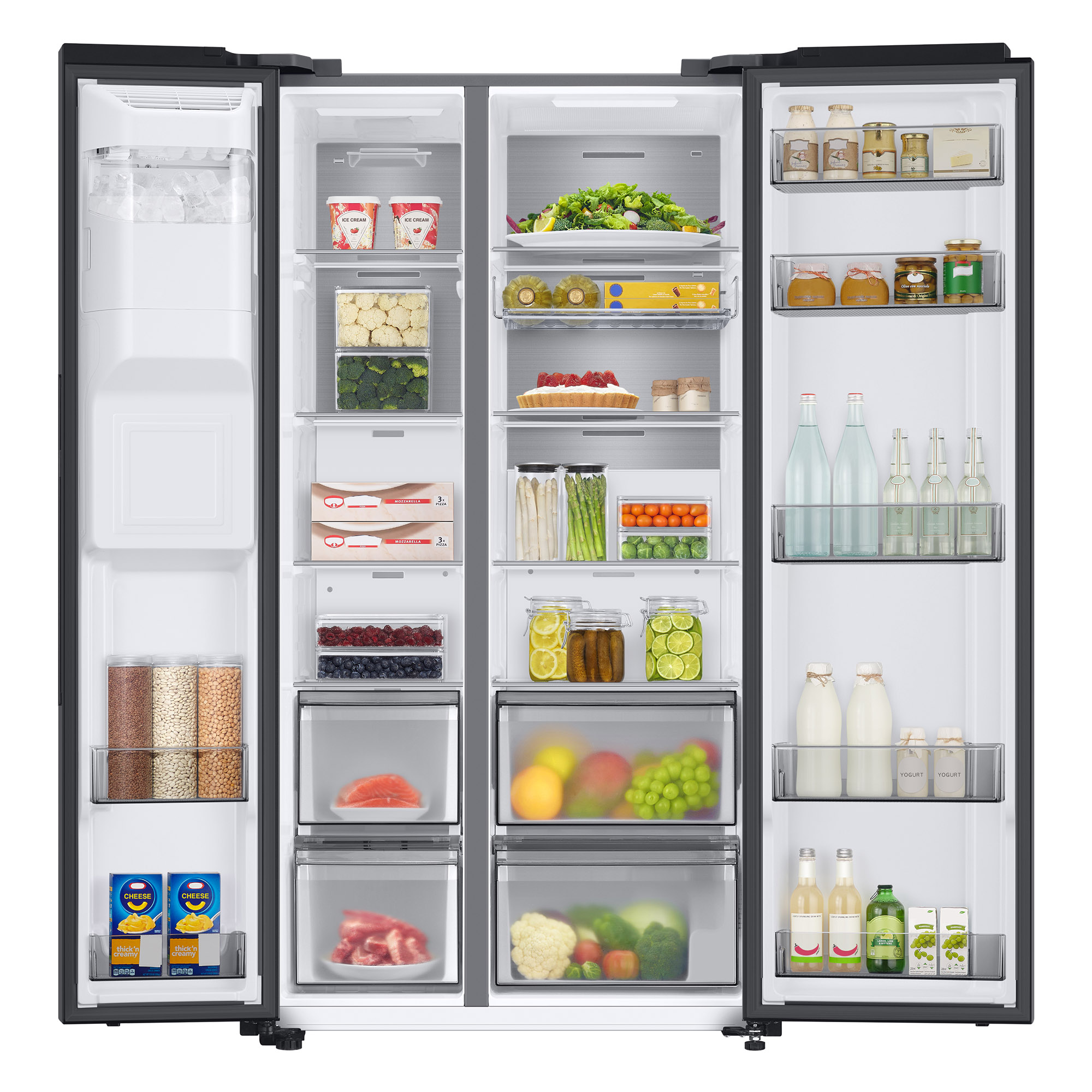 Refrigerador abierto con alimentos en cajones y estantes.