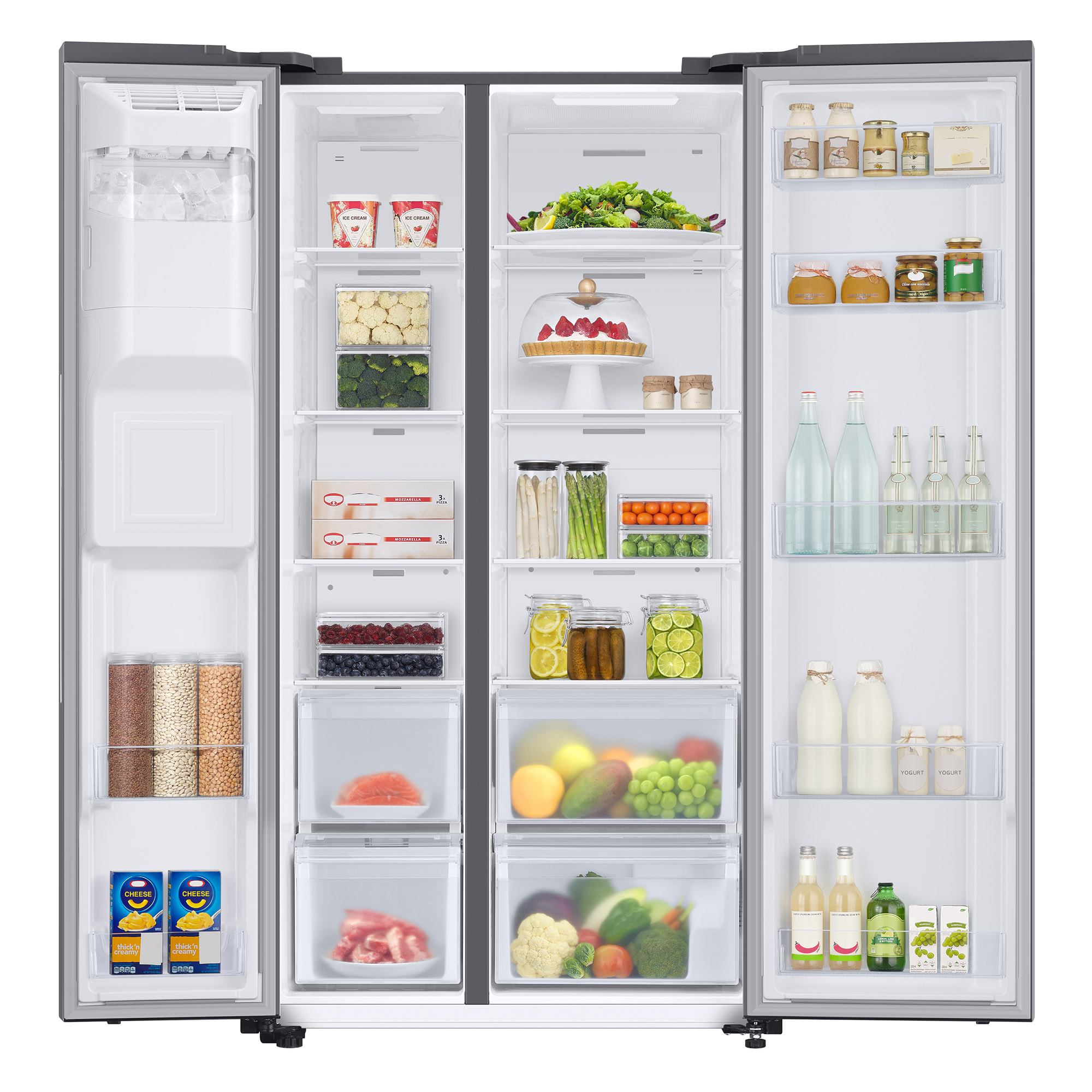 Un refrigerador grande con las puertas abiertas, lleno de comida. Varios estantes y cajones visibles.
