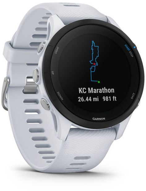 Fehér Garmin óra, amely a KC Maraton útvonalát, távolságát és magasságát mutatja fekete képernyőn.