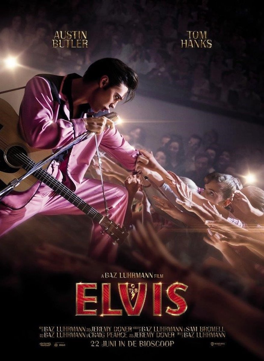 Affiche du film Elvis, en costume rose, chantant avec une guitare, foule tendant les mains, titre ELVIS rouge.