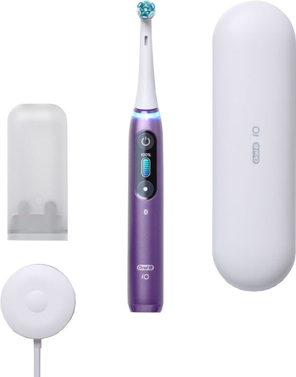 Brosse à dents électrique Oral-B iO violette, étui, chargeur et tête de brosse. Le tout en blanc.