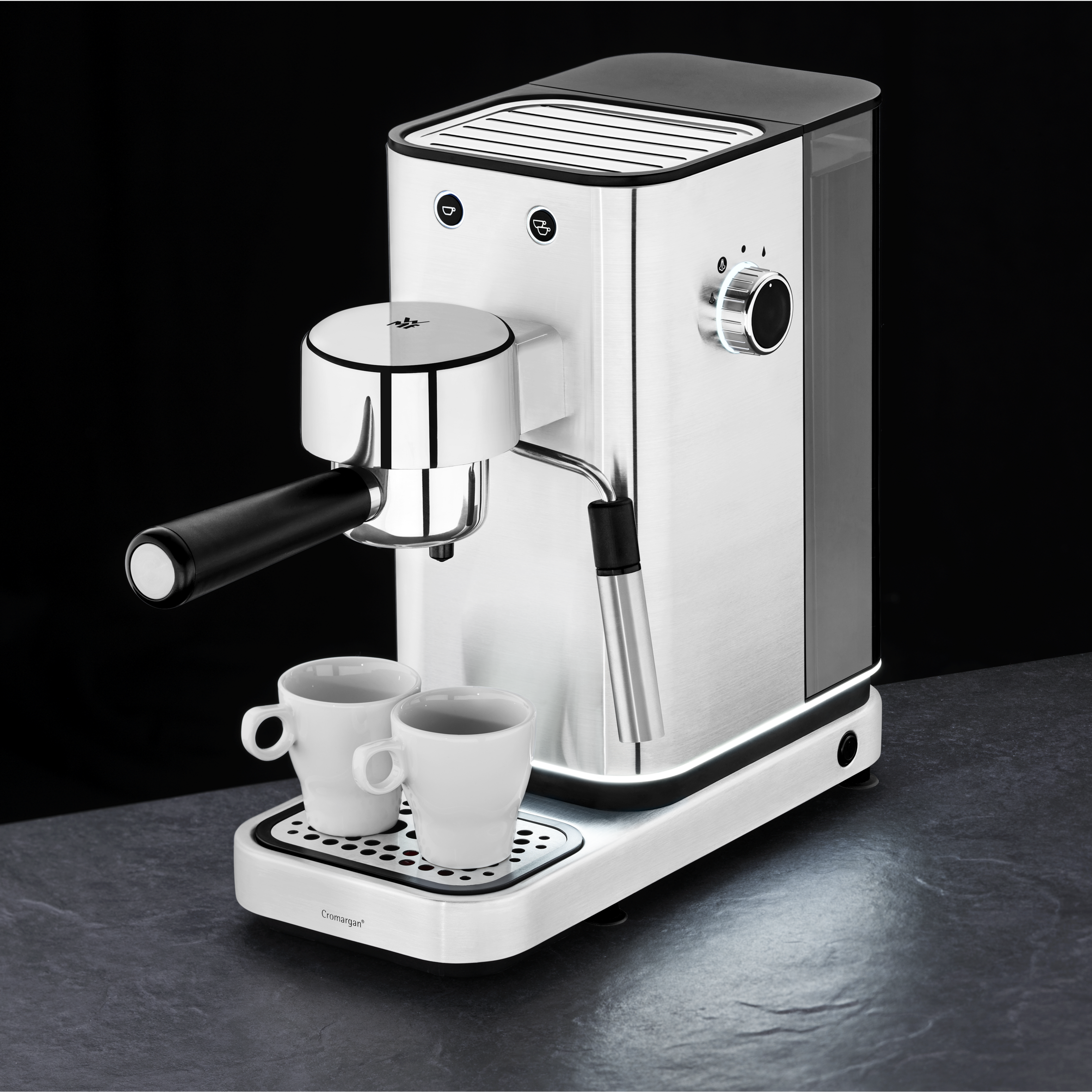 Máquina de espresso plateada y blanca con dos tazas.