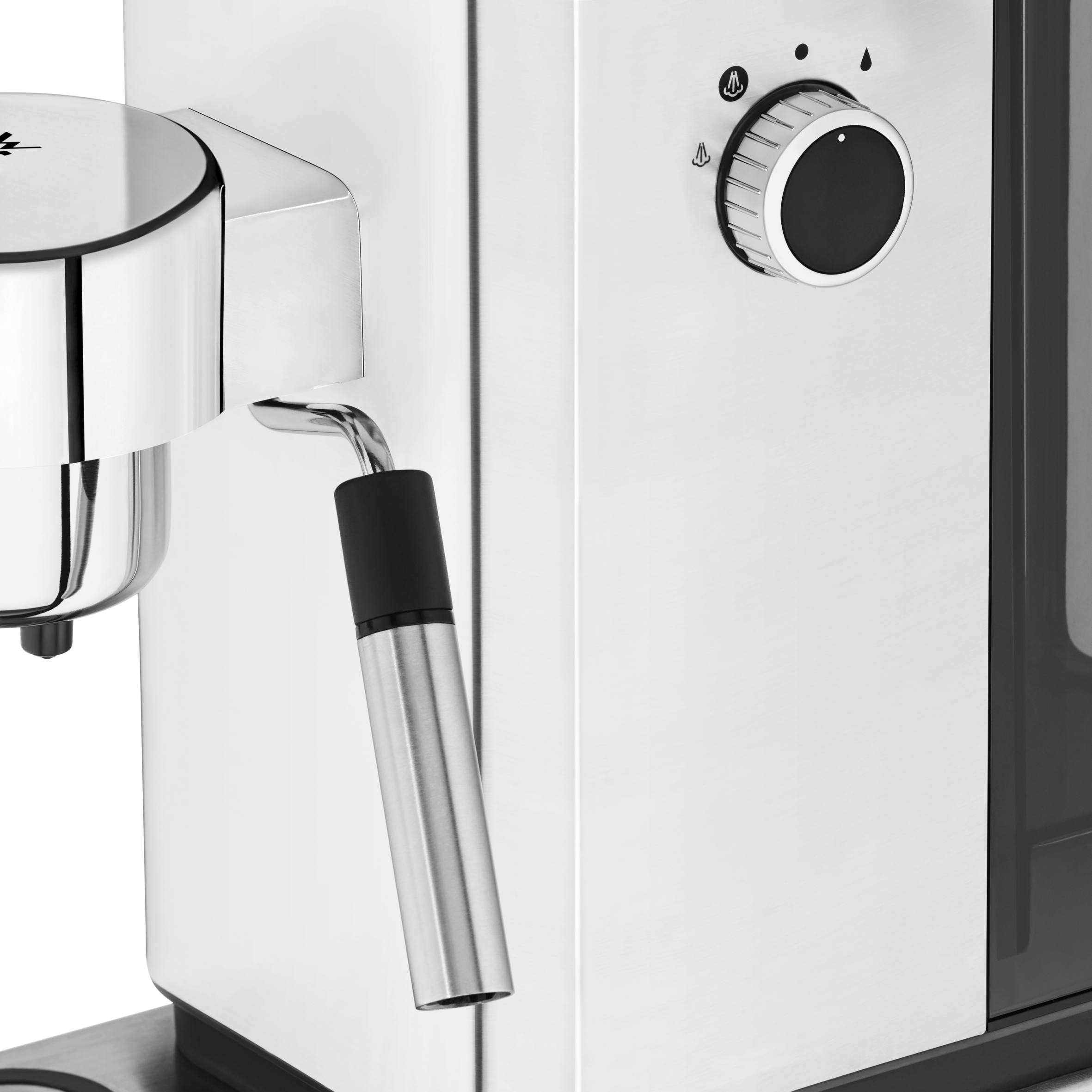 Primer plano de una máquina de espresso plateada con una varilla de vapor negra y un dial de control.