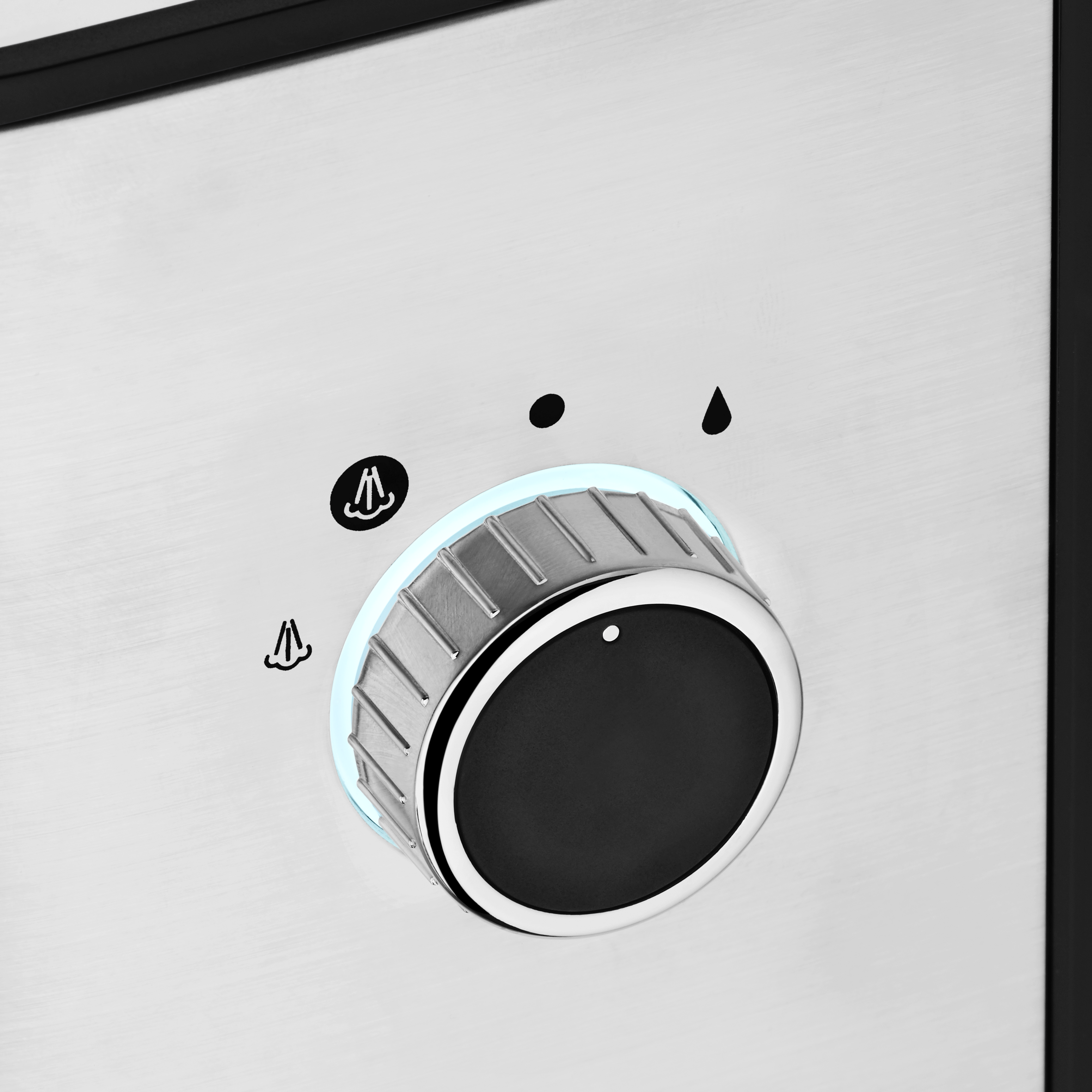 Primer plano de una perilla de control metálica con un anillo azul claro. Hay iconos a la izquierda y a la derecha.