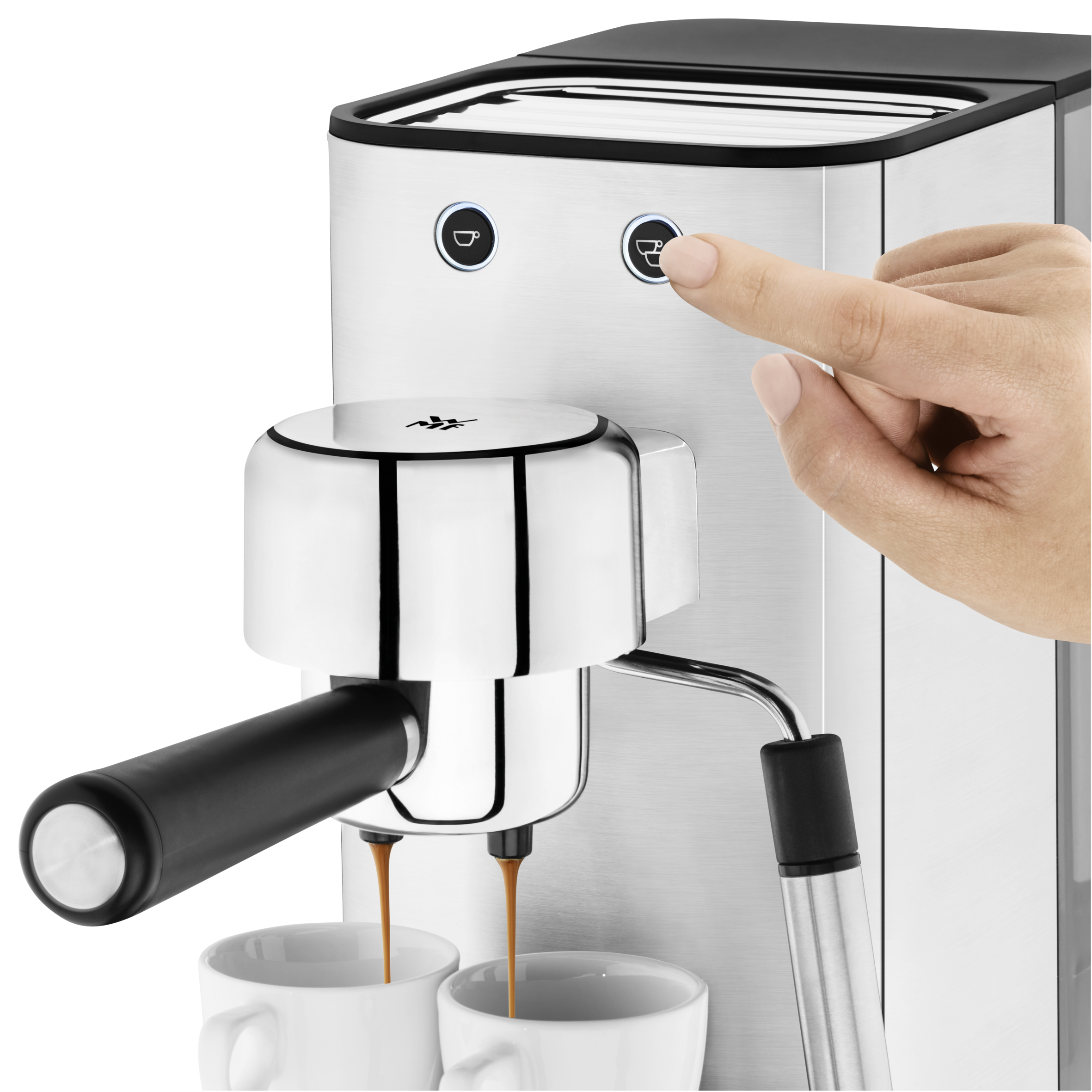Una máquina de espresso plateada con una mano presionando un botón. El café se vierte en tazas.