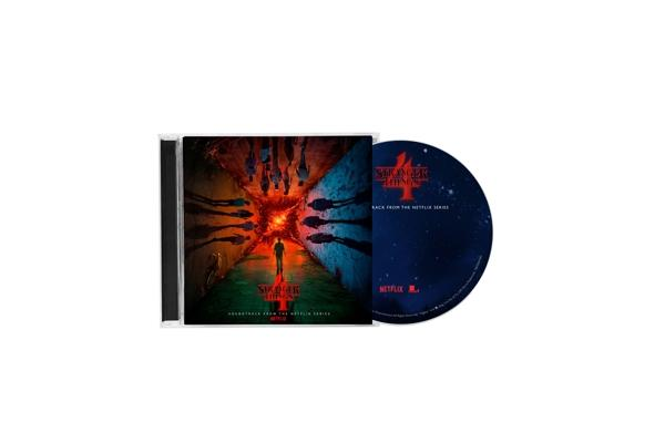 Stranger Things filmzene CD tokja és lemeze. A tok részben nyitva.