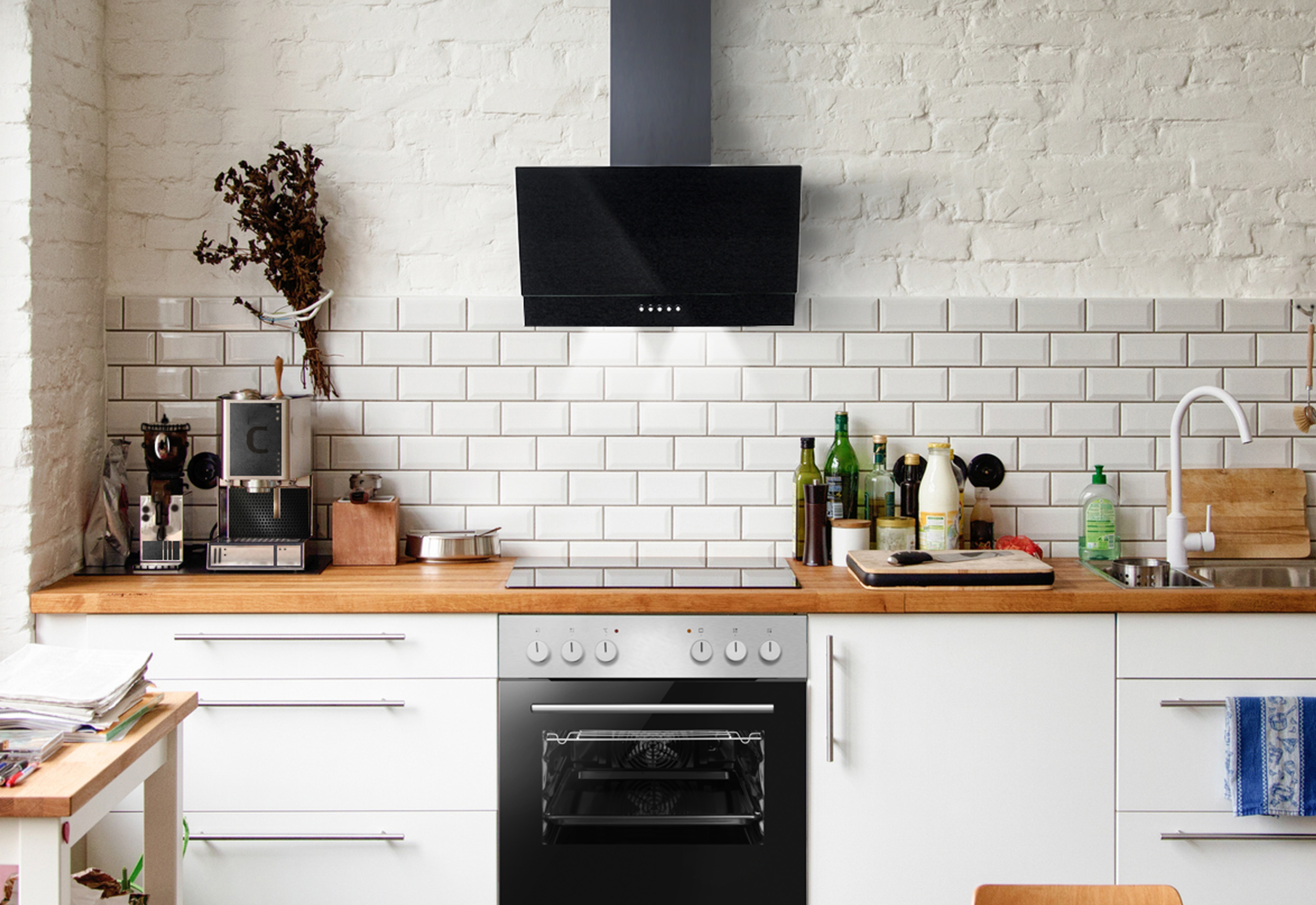 Moderne Küche mit weißen Schränken, Holz-Arbeitsplatte, schwarzem Backofen und Dunstabzugshaube.