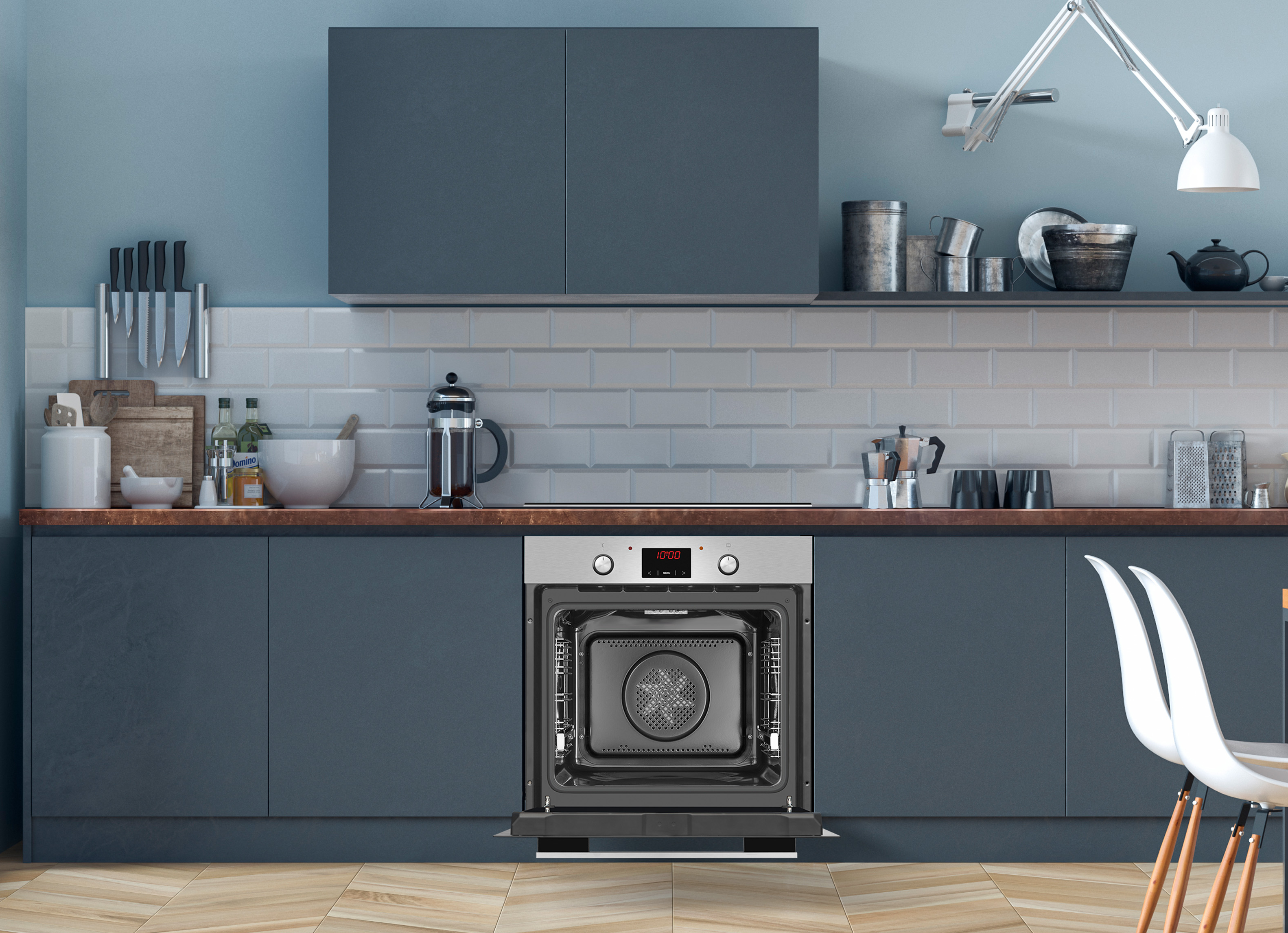 Küche mit offenem Backofen, blauen Schränken und Utensilien.