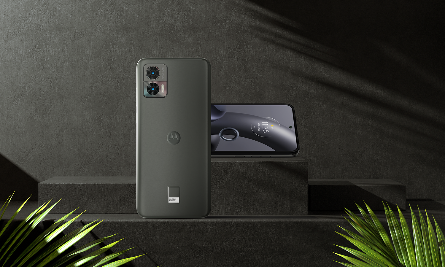 Twee smartphones op een donkere ondergrond, waarvan één het scherm toont.