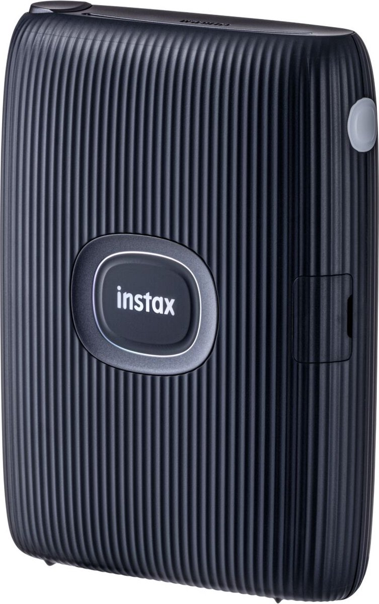 Une imprimante Instax Mini Link noire avec un design nervuré et un bouton ovale avec le logo Instax.