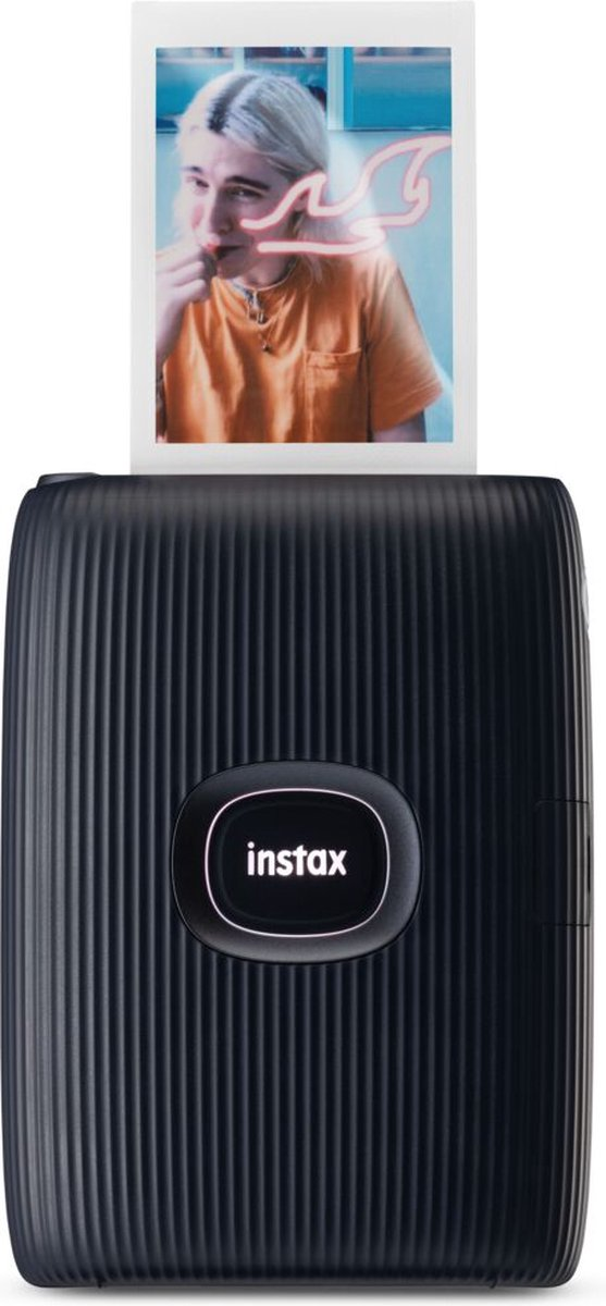 Imprimante Instax noire avec photo. Une femme est sur la photo.