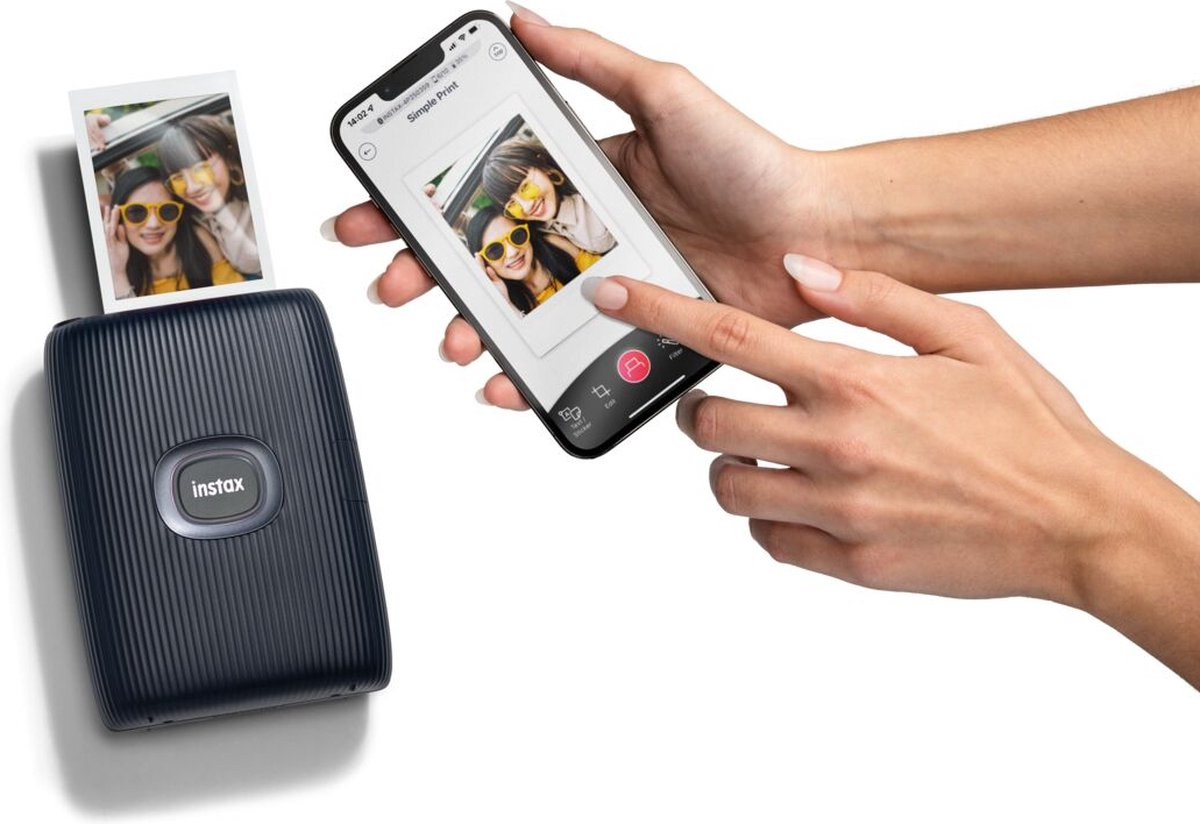 Mains tenant un smartphone et une imprimante. Le téléphone affiche une photo imprimée. L'imprimante est noire.