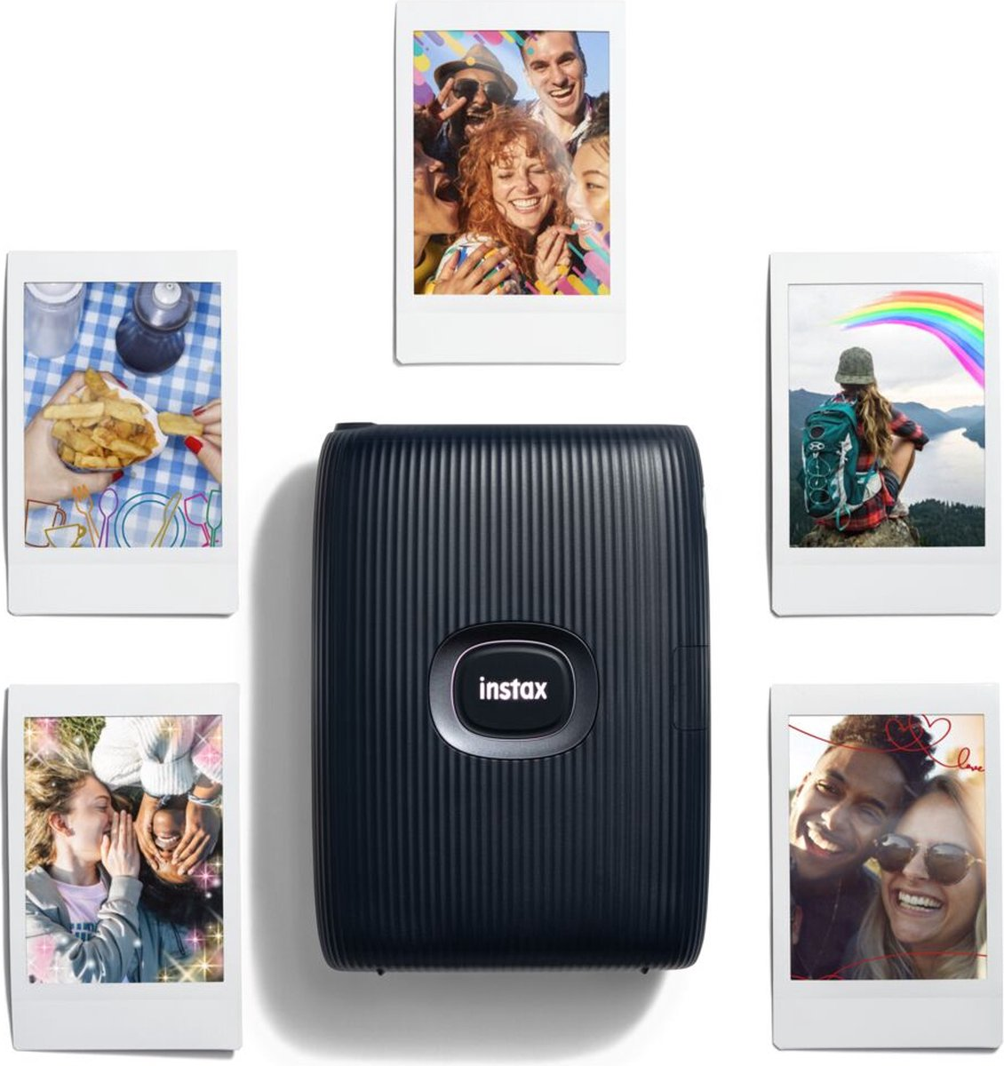 Appareil photo Instax noir avec photos; personnes souriantes, paysages et nourriture.