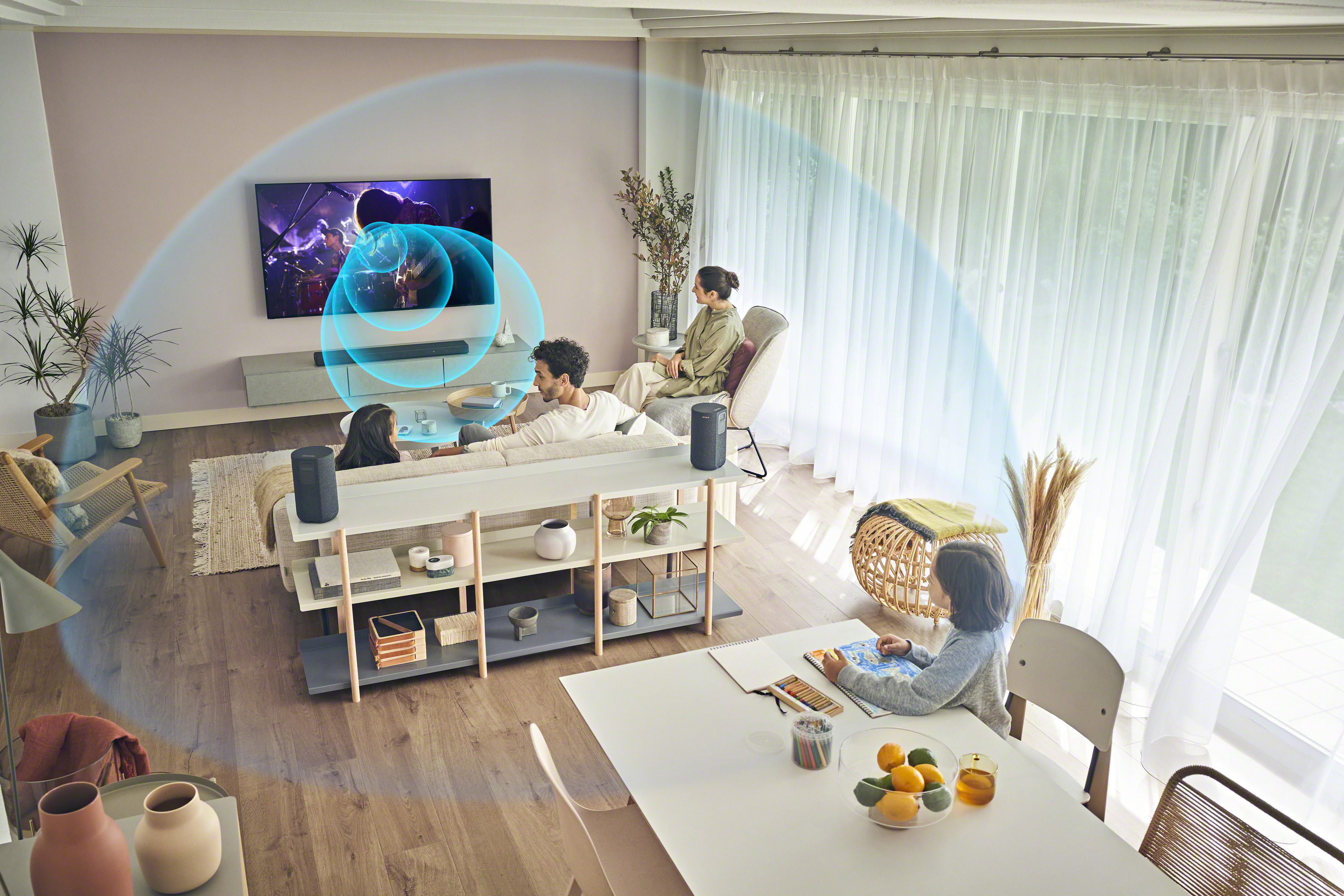 Un salon avec une télévision, un système audio et des personnes. Les ondes sonores sont visualisées autour des enceintes.