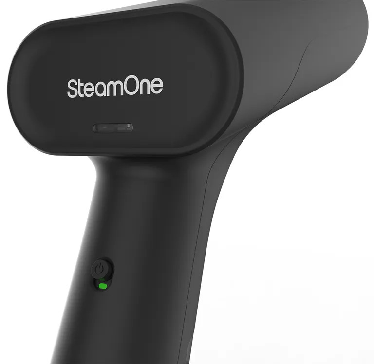 Zwarte handstomer met "SteamOne" logo en groene aan/uit-LED.