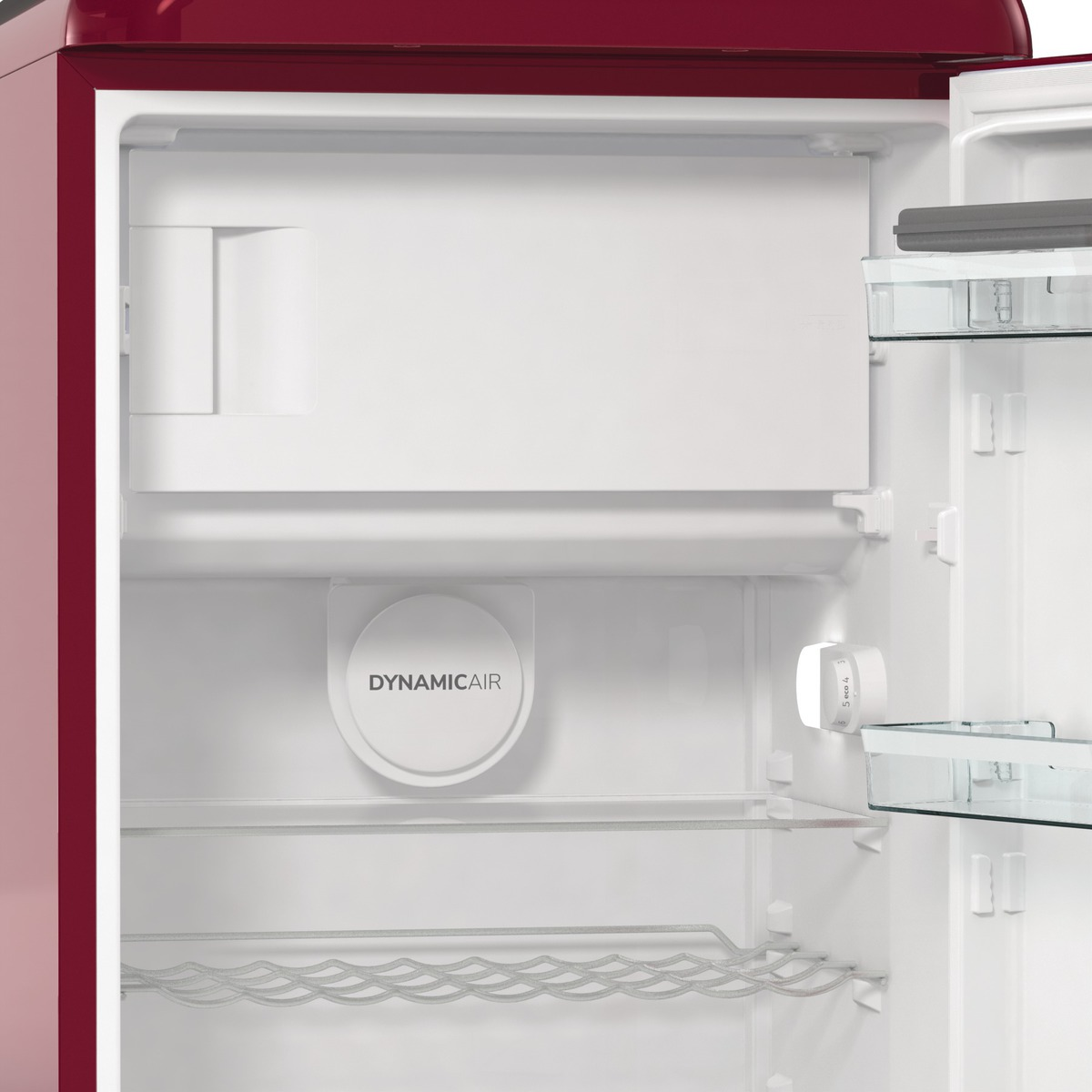Offener roter Kühlschrank innen. Weißer Innenraum mit Regalen, Schublade und DynamicAir-Logo.