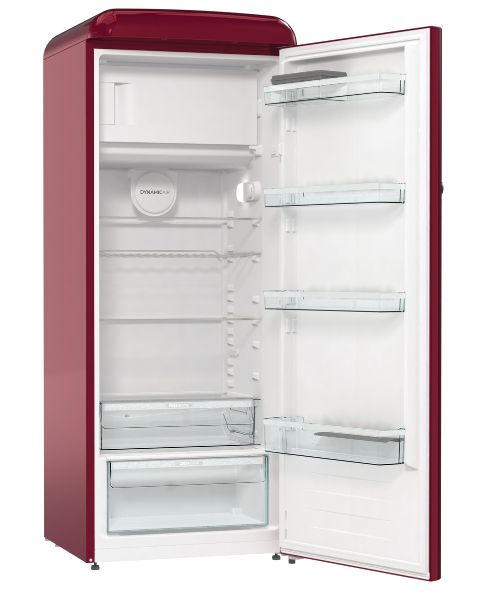 Ein roter Retro-Kühlschrank mit offener Tür.