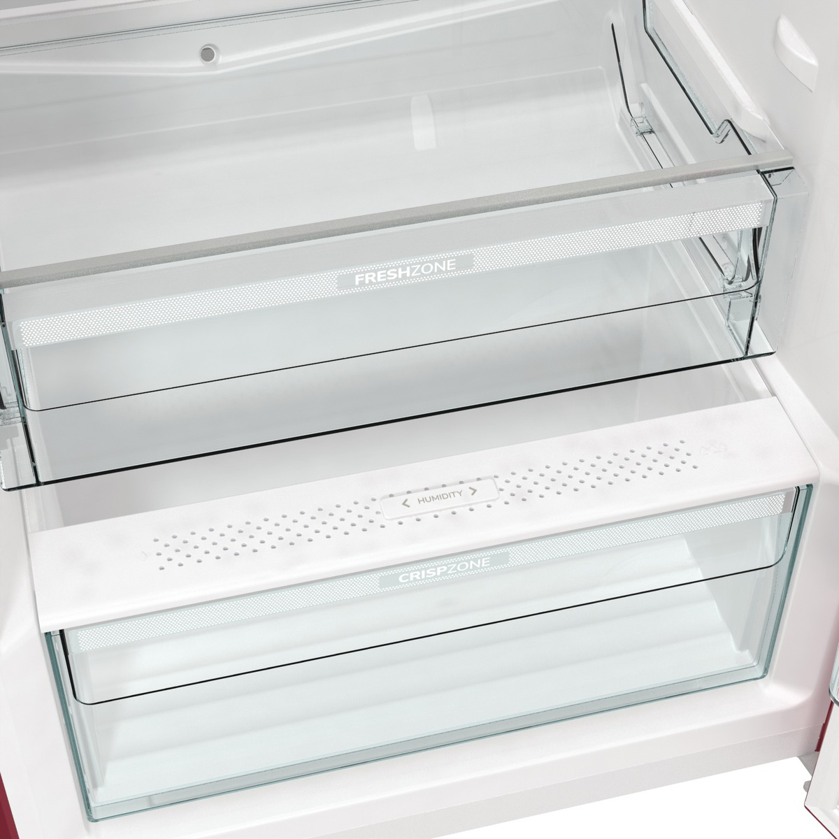 Kühlschrankinnenraum mit Glasböden, beschriftet mit 'FRESHZONE' und 'CRISPZONE'.