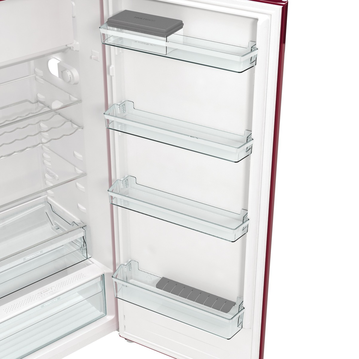 Im Inneren eines roten Kühlschranks. Glasböden halten Lebensmittel. Weißes Innere, roter Rahmen. Graue Box oben.