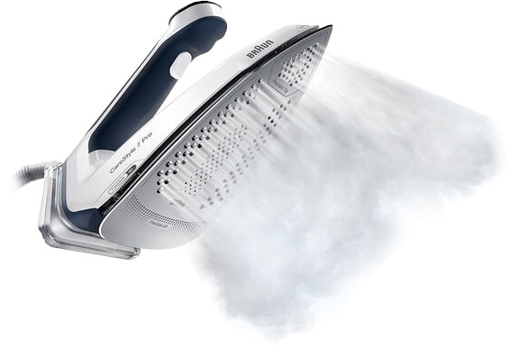 Fer à repasser blanc et bleu, dégageant de la vapeur. Le fer est de Braun.