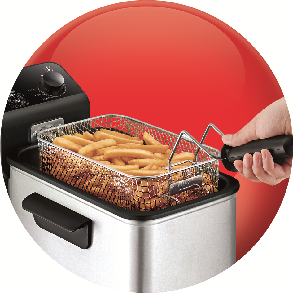 Una mano saca papas fritas de una freidora, con un fondo rojo.