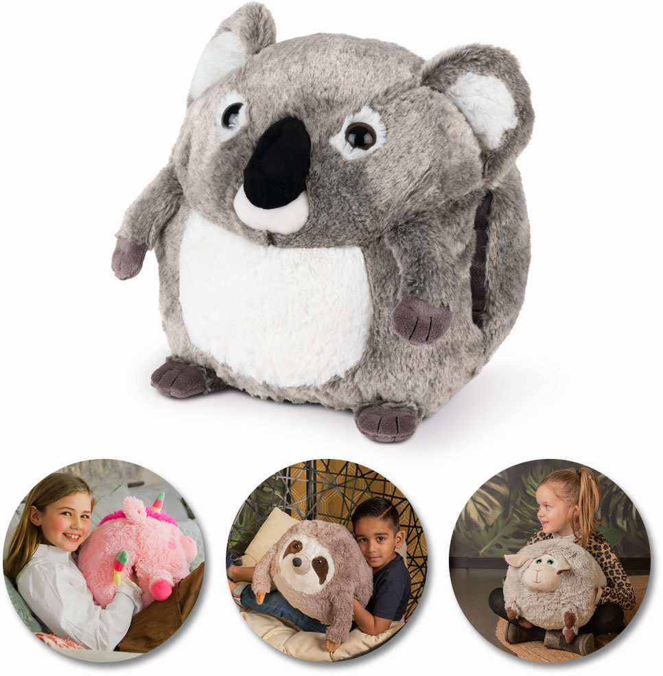 Ein Plüsch-Koala-Spielzeug und drei Kinder, die Plüschtiere in verschiedenen Formen halten.
